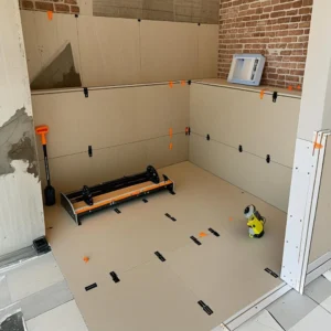 Bundel met gereedschap voor tegelen van badkamer, toilet of keuken
